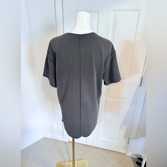 Lululemon Ribbed V-Neck Short Sleeve Top - Size 4 (Medium Equivalent) - Picture 3 of 9